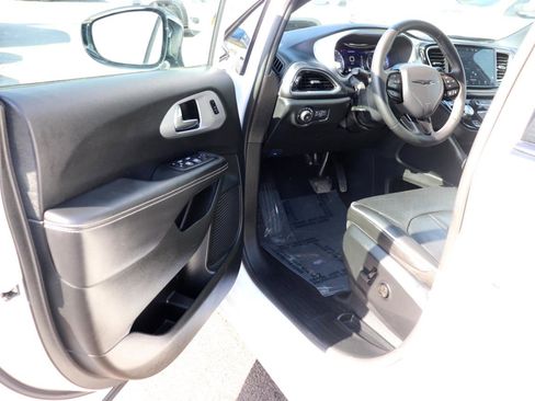 Used 2025 Chrysler Pacifica Limited FWD image 10