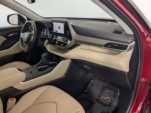 Used 2023 Toyota Highlander XLE FWD image 19