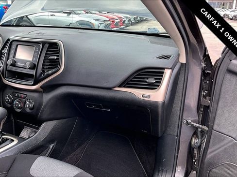 Used 2018 Jeep Cherokee Latitude w/ Altitude Package image 24