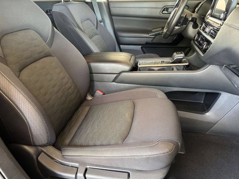 Used 2025 Nissan Pathfinder SV FWD image 39