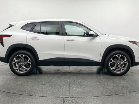 Used 2025 Chevrolet Trax LT w/ LT Convenience Package FWD image 11