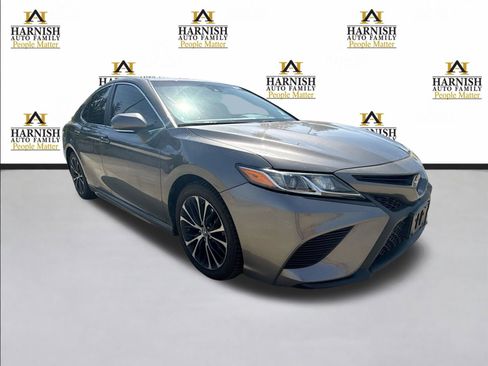 Used 2018 Toyota Camry SE w/ Moonroof Package FWD image 9