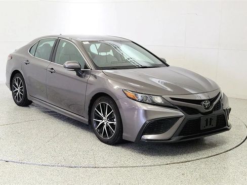 Used 2023 Toyota Camry SE FWD image 2