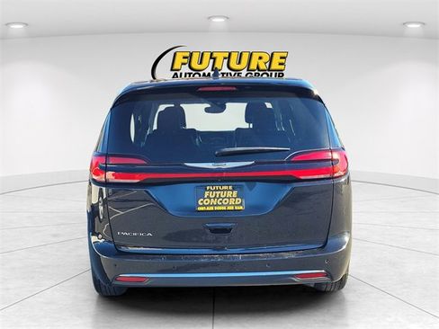 Used 2023 Chrysler Pacifica Touring-L image 6