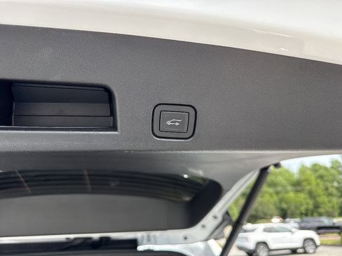 Used 2025 Chevrolet Traverse LT FWD image 34