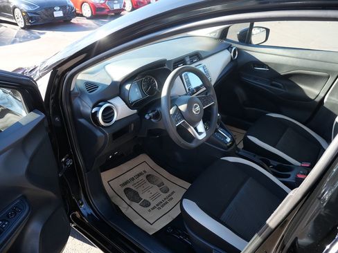 Used 2021 Nissan Versa SV image 9
