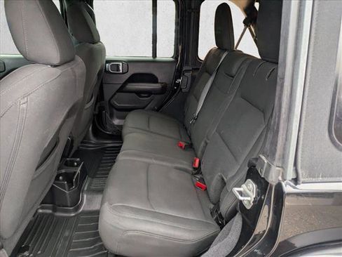 Used 2018 Jeep Wrangler Unlimited Sahara image 17