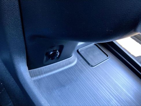 Used 2023 Toyota Sienna XLE FWD image 32