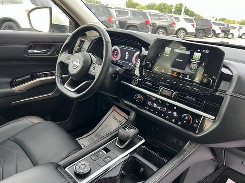 Used 2024 Nissan Pathfinder Platinum image 16