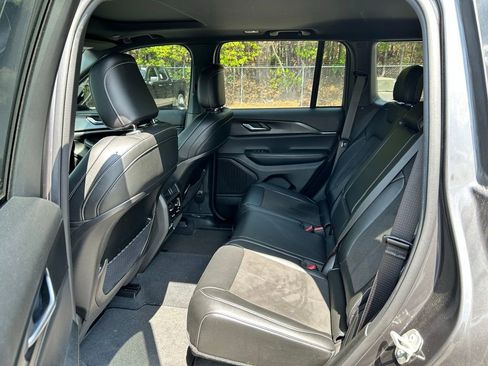 Used 2023 Jeep Grand Cherokee Altitude AWD/4WD image 9