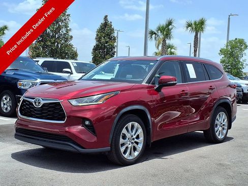 Used 2023 Toyota Highlander Limited FWD image 3