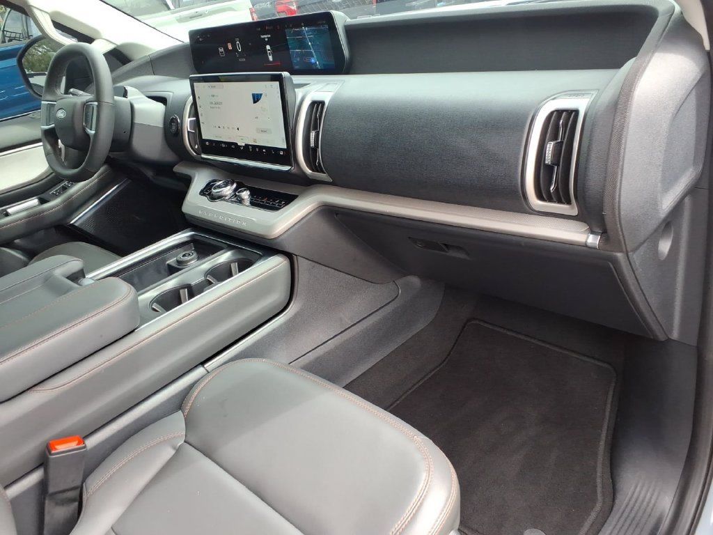 Used 2025 Ford Expedition Active RWD image 11