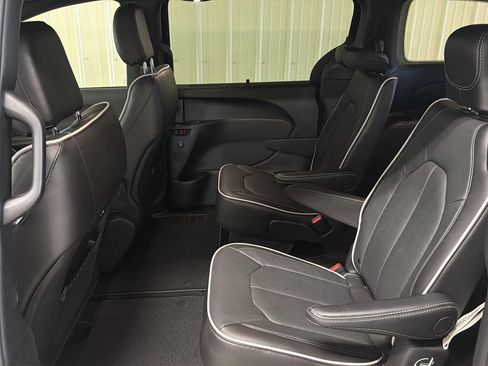 New 2026 Chrysler Pacifica Limited image 12