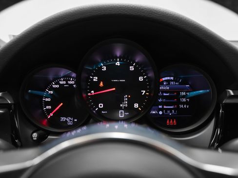 Certified 2021 Porsche Macan AWD/4WD image 28