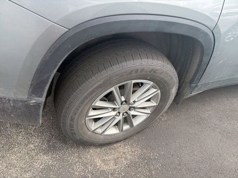 Used 2023 Chevrolet Traverse LT image 3