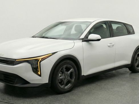 Used 2025 Kia K4 LXS image 3