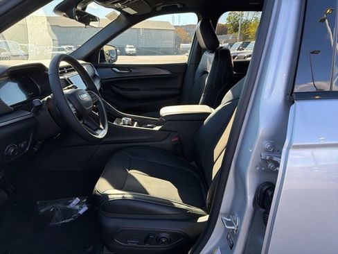 New 2025 Jeep Grand Cherokee Altitude image 8