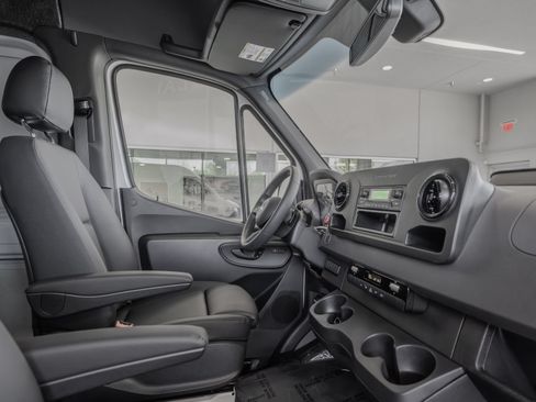 Used 2025 Mercedes-Benz Sprinter 2500 image 17