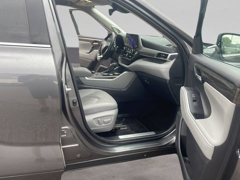 Used 2023 Toyota Highlander Limited AWD/4WD image 16