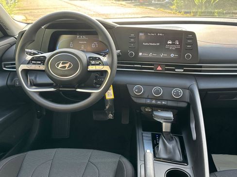 New 2025 Hyundai Elantra SE image 19