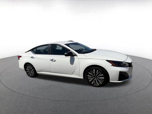 Used 2025 Nissan Altima 2.5 SV FWD image 2