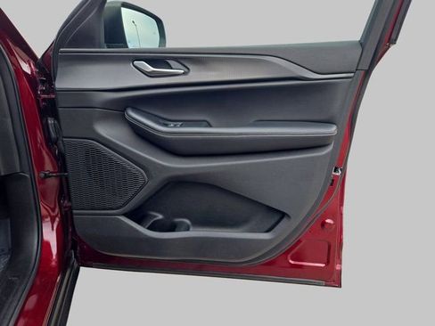 Used 2024 Jeep Grand Cherokee Laredo X image 12