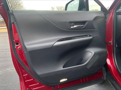 Used 2021 Toyota Venza LE image 18