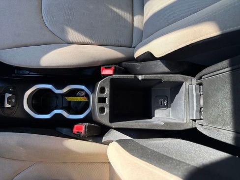 Used 2015 Jeep Renegade Latitude w/ Popular Equipment Group image 16