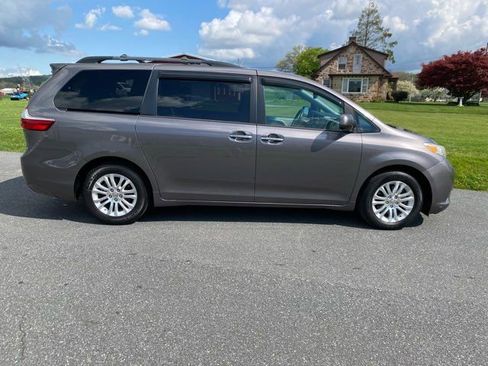 Used 2017 Toyota Sienna XLE image 7