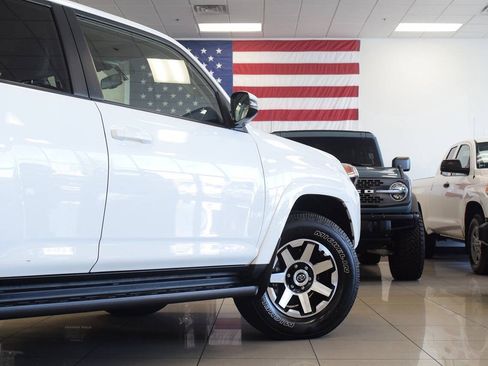 Used 2018 Toyota 4Runner TRD Off-Road Premium AWD/4WD image 18