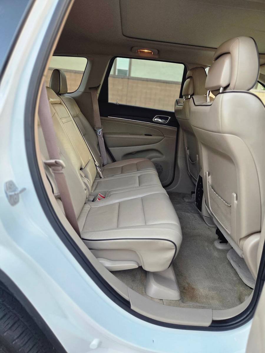 Used 2015 Jeep Grand Cherokee Overland w/ Advanced Technology Group AWD/4WD image 29