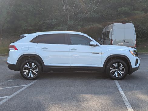 Used 2025 Volkswagen Atlas Cross Sport SE FWD image 10