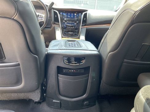 Used 2015 Cadillac Escalade Luxury AWD/4WD image 36