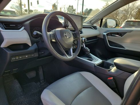 Used 2023 Toyota RAV4 XLE Premium image 20