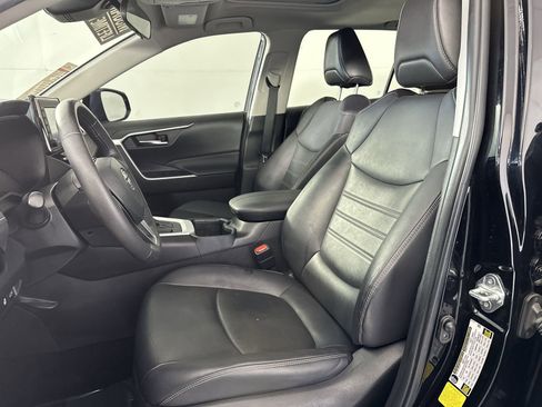 Used 2022 Toyota RAV4 XLE Premium image 15