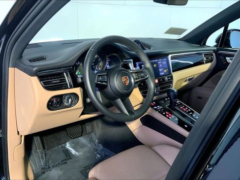 Used 2025 Porsche Macan image 4
