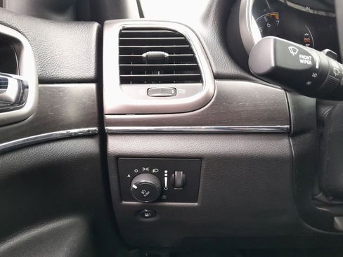 Used 2018 Jeep Grand Cherokee Limited image 14