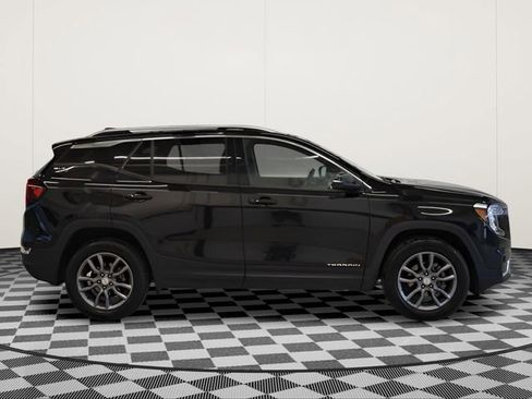 Used 2024 GMC Terrain SLT image 2