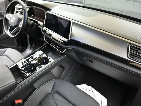 Certified 2025 Volkswagen Atlas Cross Sport SE image 13