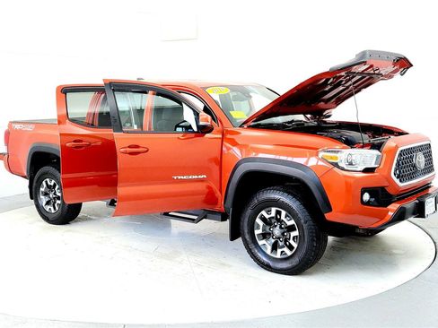 Used 2018 Toyota Tacoma TRD Off-Road w/ Technology Package AWD/4WD image 12