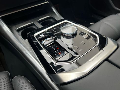 Used 2025 BMW 740i xDrive w/ Premium Package image 9
