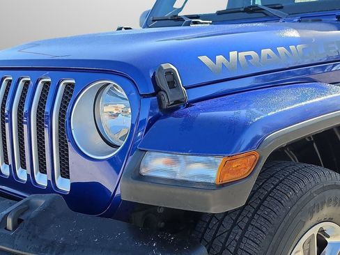 Used 2018 Jeep Wrangler Unlimited Sahara AWD/4WD image 13