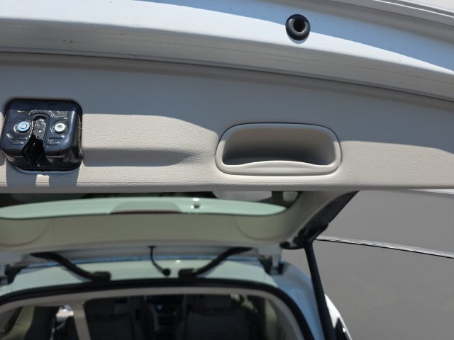 Used 2020 Chrysler Pacifica Limited w/ Advanced Safetytec Group FWD image 28