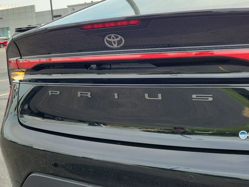 Used 2025 Toyota Prius LE FWD image 6