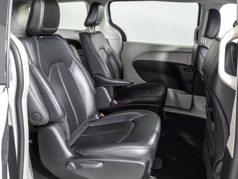 Used 2024 Chrysler Pacifica Limited FWD image 41