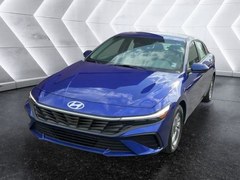 Used 2026 Hyundai Elantra SE FWD image 1