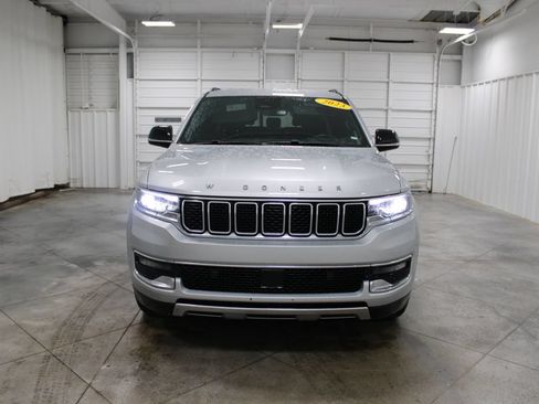Used 2023 Jeep Wagoneer L Series III w/ Preferred Equipment Group AWD/4WD image 3