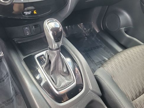 Used 2017 Nissan Rogue S image 39