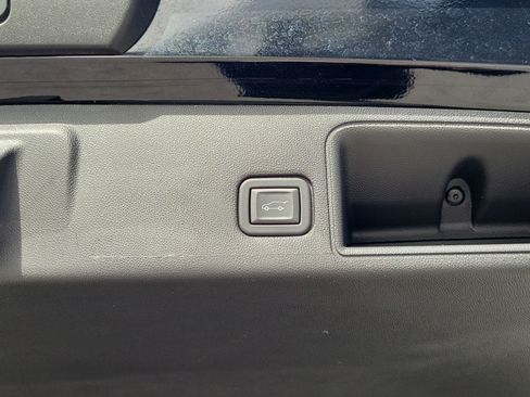 Used 2023 GMC Terrain SLE w/ Driver Convenience Package FWD image 17