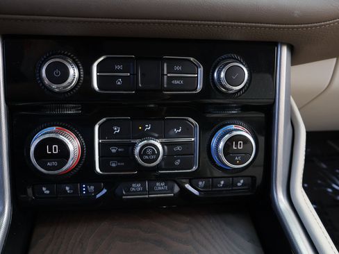 Used 2024 GMC Yukon Denali w/ Advanced Technology Package image 32